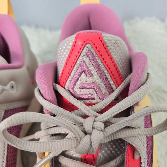 Nike Giannis Immortality 3 Low Shoes Men's 9.5 Berry Guava Ice Fossil Gold New - Picture 5 of 13